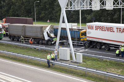 806485 Afbeelding van een ongeval tussen een aantal vrachtauto's op de A28 ter hoogte van het landgoed Oostbroek te De Bilt.